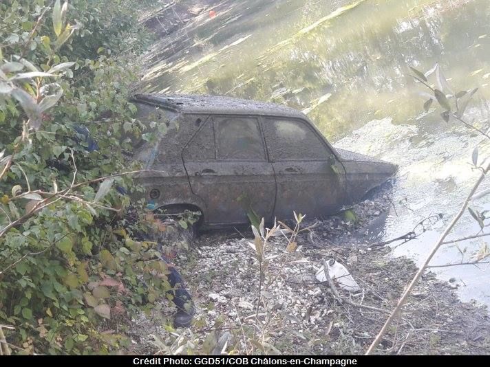 Во Франции нашли в пруду машину, угнанную почти 40 лет назад