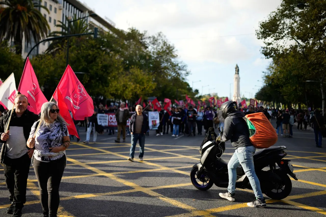 В Португалии десятки тысяч людей протестовали против предлагаемых трудовых реформ