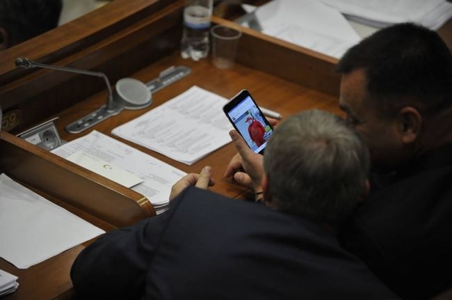 Reacția lui Lupu, când a văzut fotografia la care se uitau doi deputați
