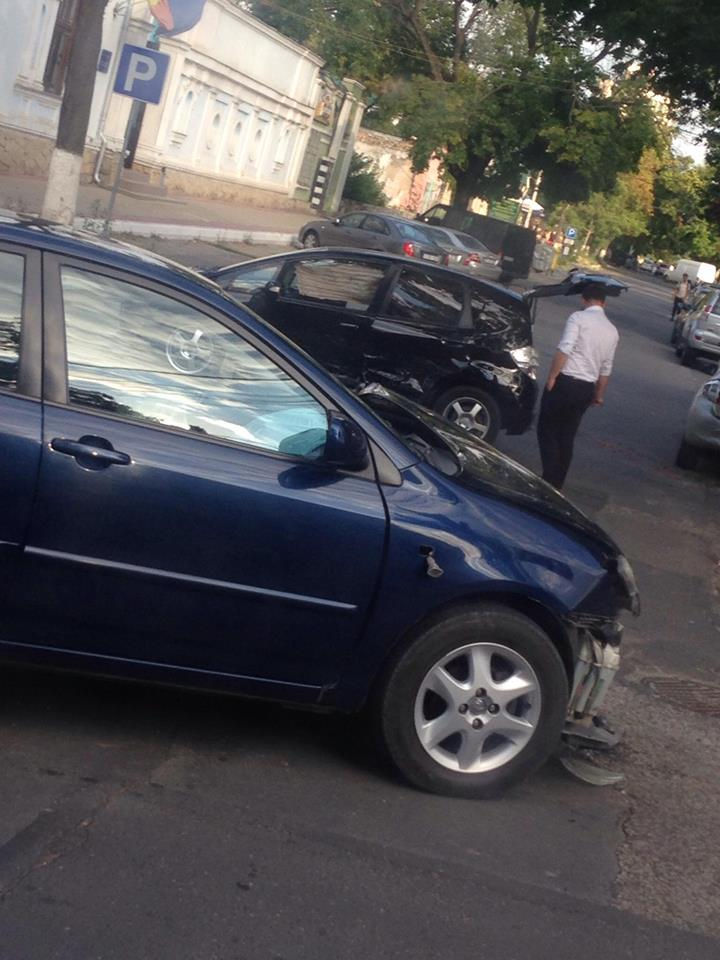 Accident rutier în Capitală. Două maşini s-au ciocnit într-o intersecţie din Centru