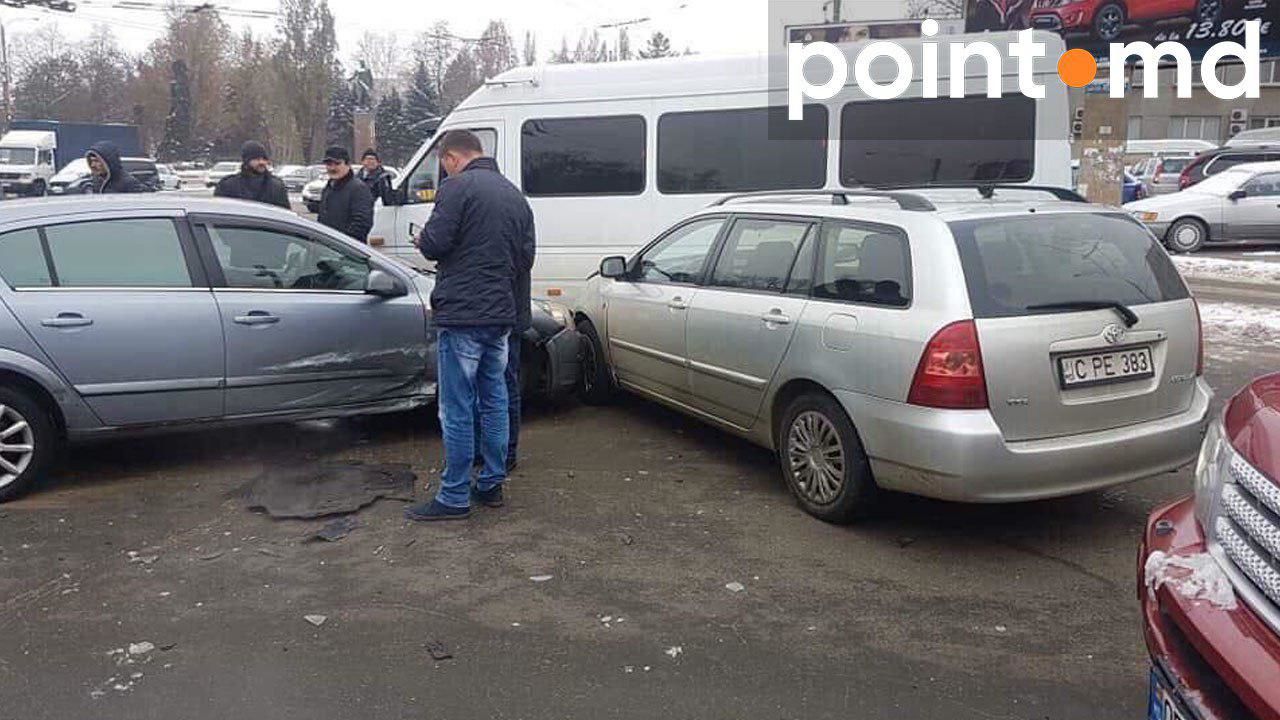 На Ботанике столкнулись сразу четыре автомобиля