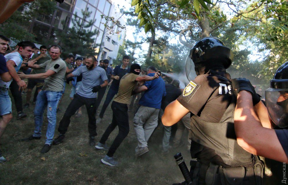 Против противников приговора по делу о беспорядках в Одессе применили слезоточивый газ