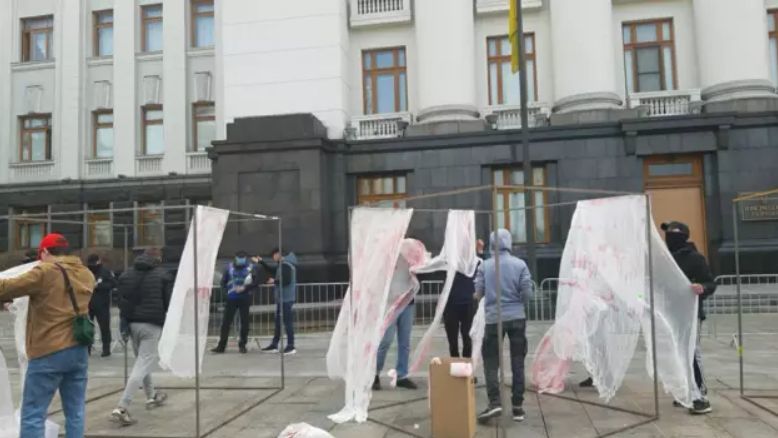 Под стенами Офиса президента Украины устроили перфоманс с клоунами