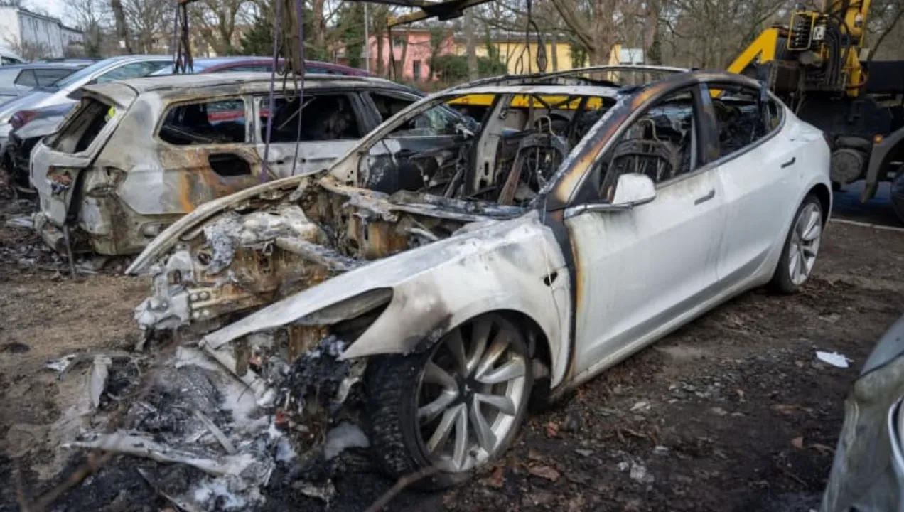 Patru automobile Tesla, incendiate la Berlin: Poliția nu exclude un motiv politic