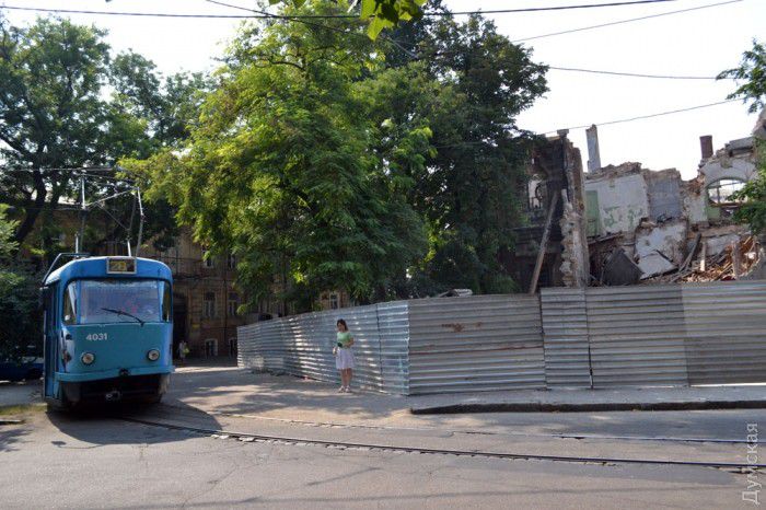 Руины Масонского дома обнесли забором: чтобы не растаскивали остатки здания