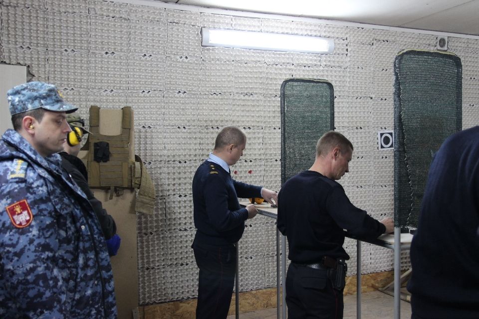 Сотрудники администрации пенитенциаров продемонстрировали свои навыки стрельбы