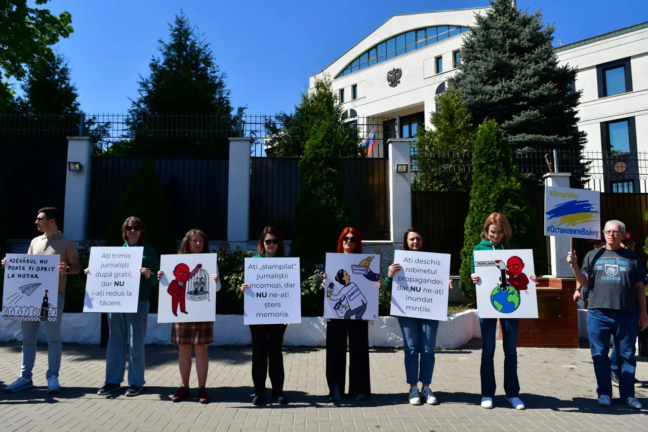 Перед посольством РФ в Кишиневе прошел флешмоб в Международный день свободы  прессы