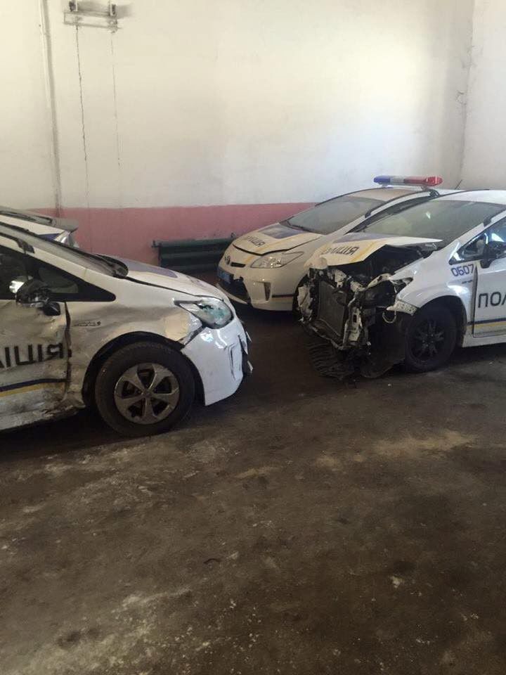 Фото с "кладбища" полицейских авто на Украине поразили пользователей Сети