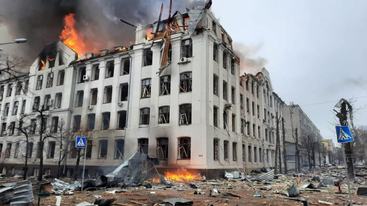Центр Харькова снова под обстрелами: горят управления полиции и университет