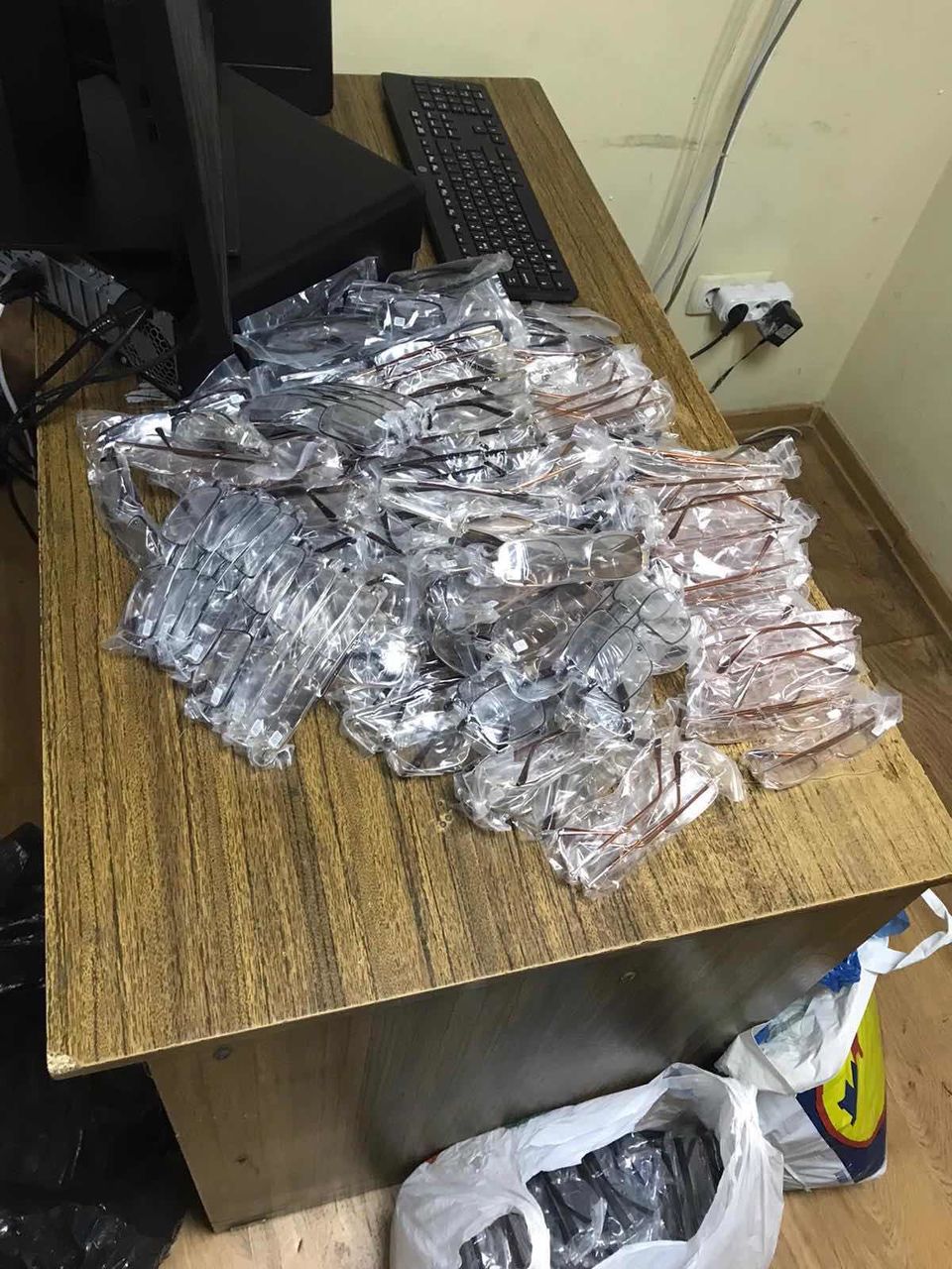 Таможенники изъяли партию контрабандных очков