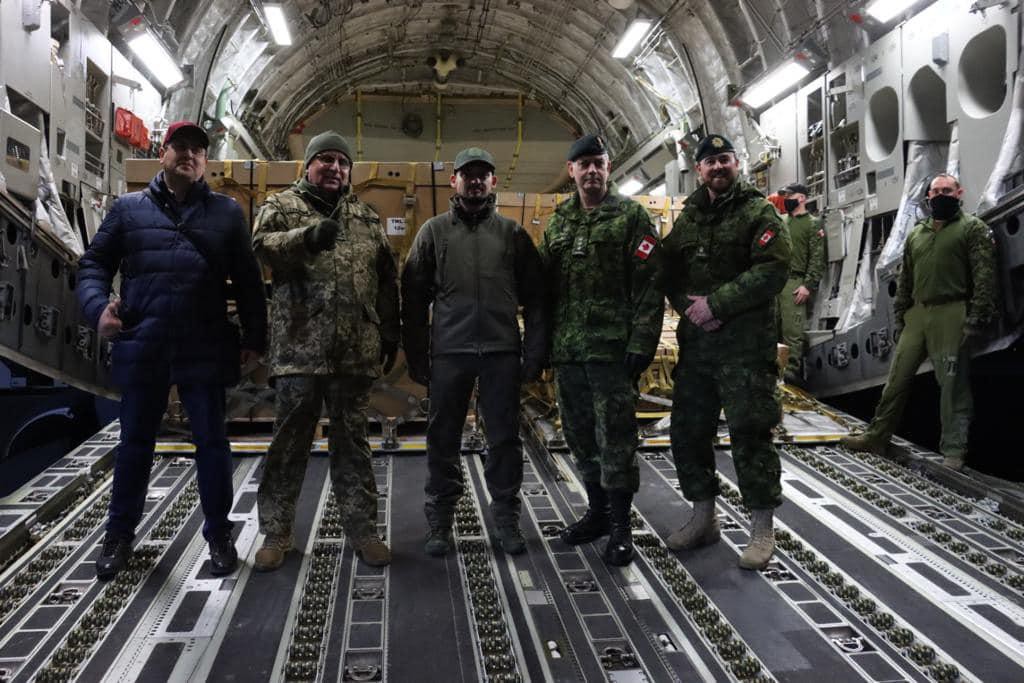 В Украину прибыл самолет с оружием от Канады: пулеметы, пистолеты, винтовки