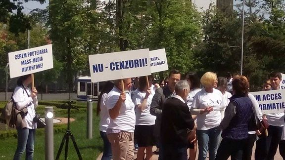 По случаю Международного дня свободы прессы молдавские журналисты пикетировали парламент
