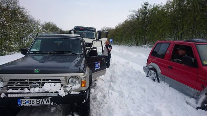 Autospecială pentru deszăpezire, blocată în nămeți! Voluntarii cu Jeepuri salvează prizonierii zăpezii