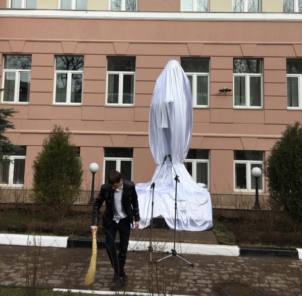 Жириновский открыл памятник самому себе