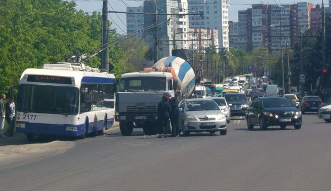 В Кишиневе произошло ДТП с участием троллейбуса и бетономешалки