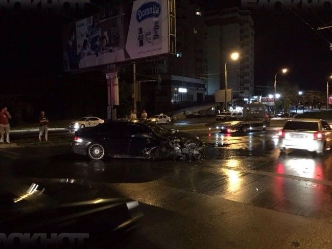На Виадуке BMW столкнулся с рекламным панно