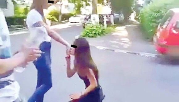 Eleva bătută şi umilită de două colege ajunge la psiholog