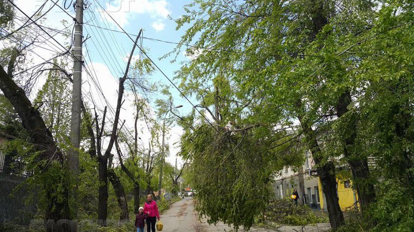 Жители столичной улицы, 5 дней сидящие без света, перекрыли дорогу