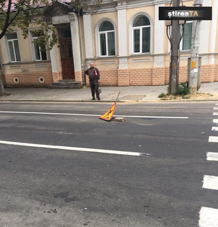 Gaură în asfalt pe o stradă din Capitală. Soluția inedită pentru a evita zona