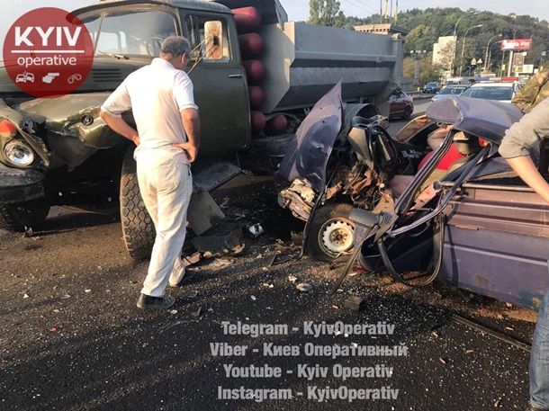 В Киеве грузовик раздавил авто, начиненное оружием