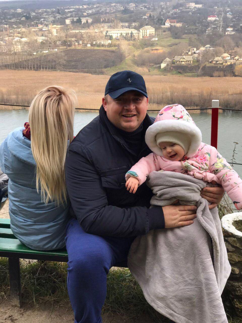 Gheorghe Cavcaliuc, surprins cu un bebeluș în brațe și o blondă alături