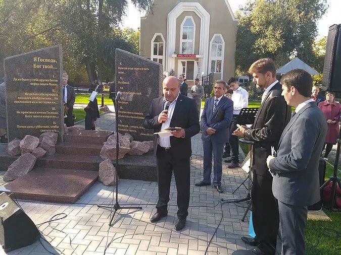 В Вулканештах в парке «Аллея Афганцев» открыт памятник «10 заповедей»