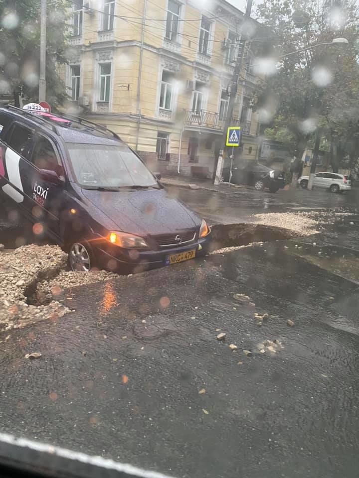 В столице машина службы такси попала в яму посреди дороги