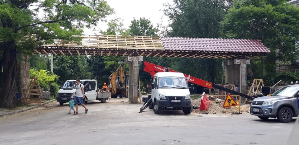 Способ реновации ворот парка "Долина Роз" вызвал критику