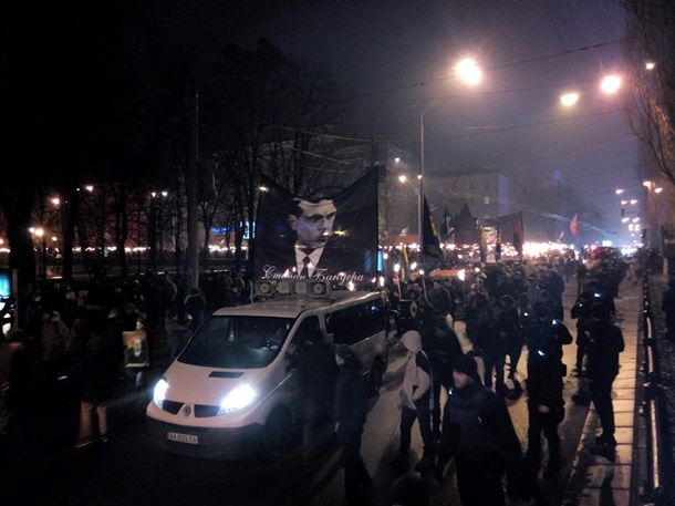 В Киеве проходит факельное шествие в честь Бандеры