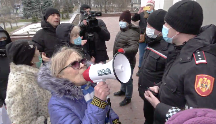 Протестующих пенсионеров не пропустили в здание президентуры