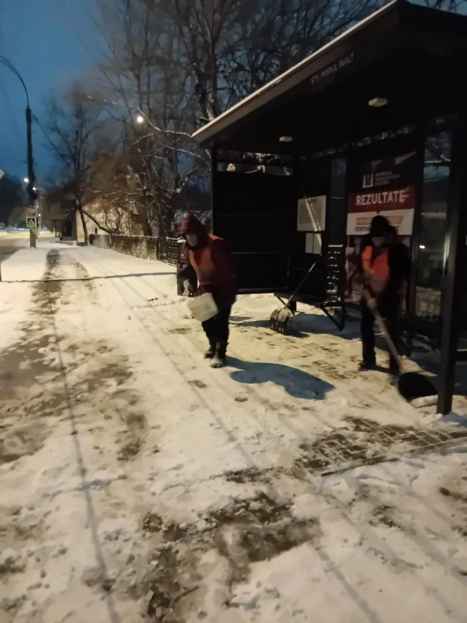 Ghețuș pe străzile și trotuarele din Chișinău. Autoritățile cer prudență