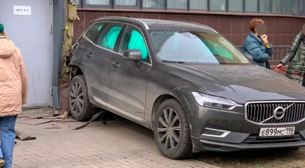 В Петербурге отец спас ребенка из-под колес внедорожника