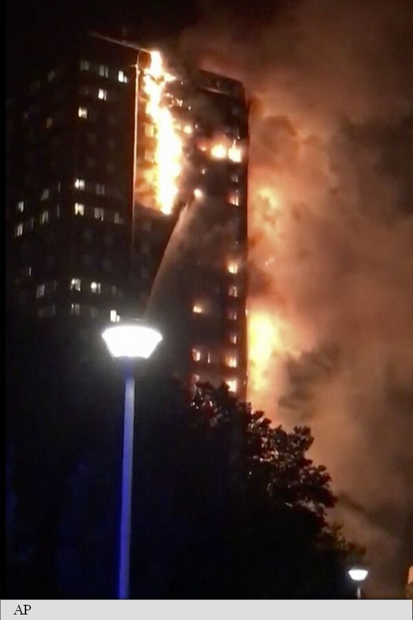 Un incendiu uriaș a cuprins un bloc de locuințe cu 30 de etaje din Londra. Imagini de la locul dezastrului