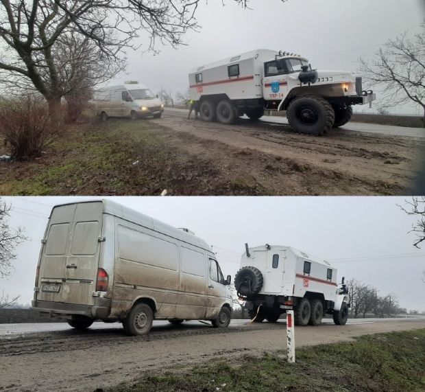 Спасатели пришли на помощь застрявшим на дороге водителям, в том числе и скорой помощи
