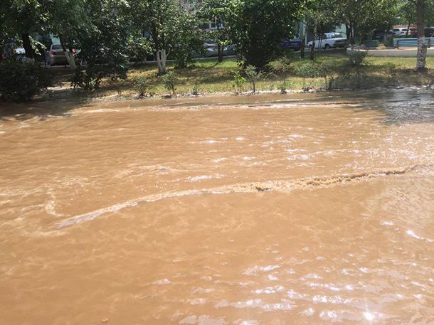 В Киеве улицу затопило ржавой водой