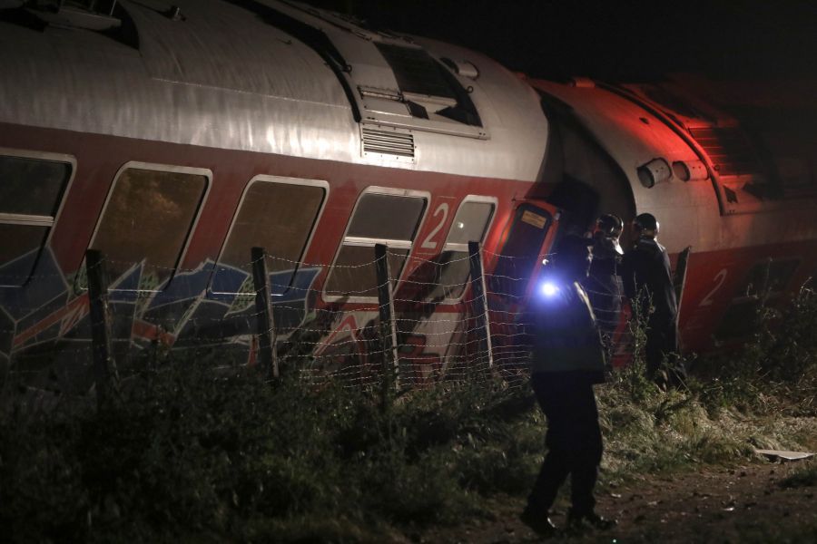 Accident feroviar în Grecia, soldat cu cel puțin patru morți. Un vagon al trenului deraiat s-a prăbușit peste o casă