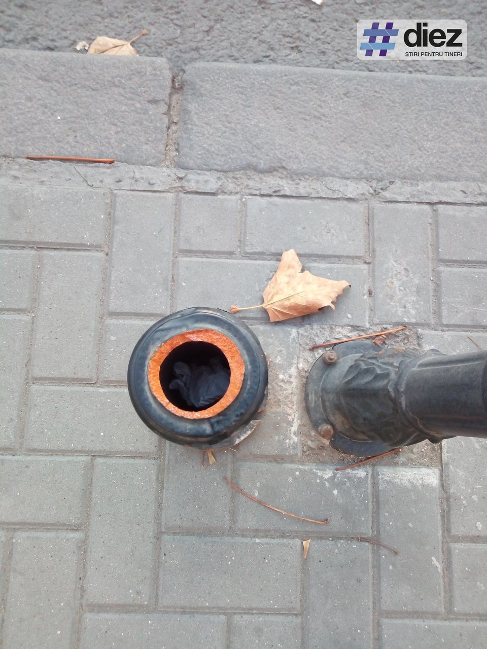За год антипарковочные столбики стали пропадать, а машины снова на тротуаре