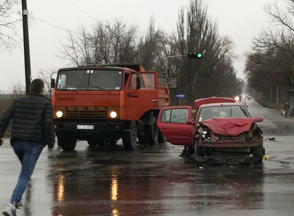 На Ботанике КАМАЗ столкнулся с легковым авто