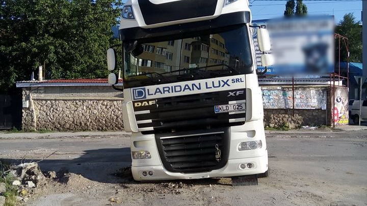 Imaginea zilei: Cum a fost reparată groapa din Durleşti în care a căzut un camion