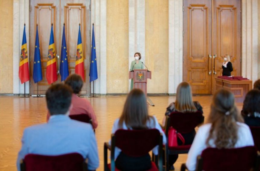 Майя Санду вручила почетные дипломы лучшим выпускникам лицеев