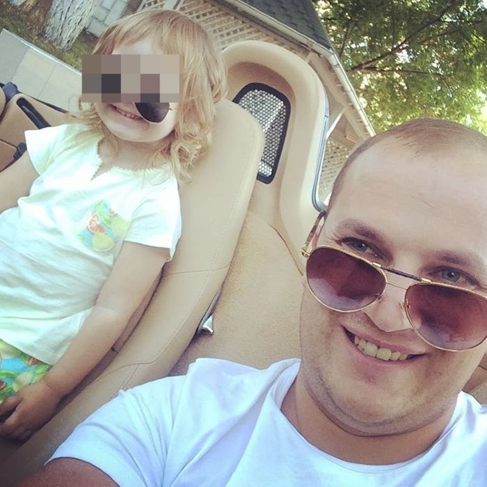 Valerian Mînzat conduce mașina cu fiica sa pe scaunul din față