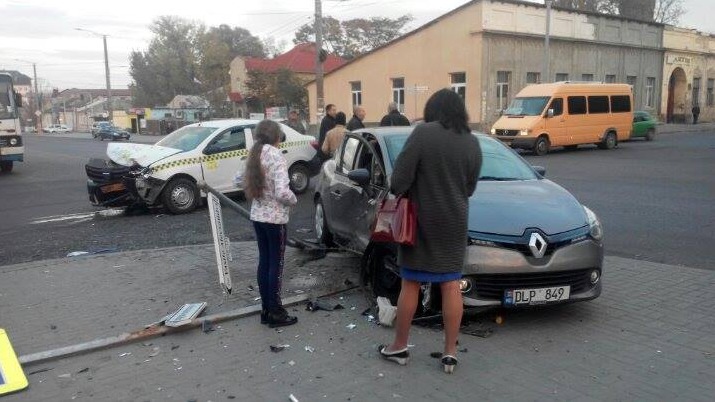 В столице женщина на автомобиле снесла дорожный знак и табличку с указанием улицы