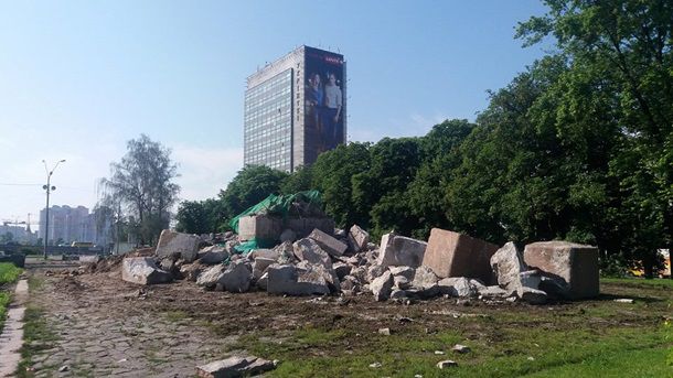 В Киеве со второй попытки снесли памятник чекистам