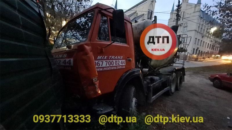 В Киеве бетономешалка протаранила пять автомобилей