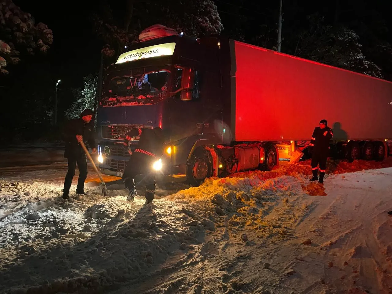 Карабинеры помогли водителям, застрявшим на дороге из-за непогоды