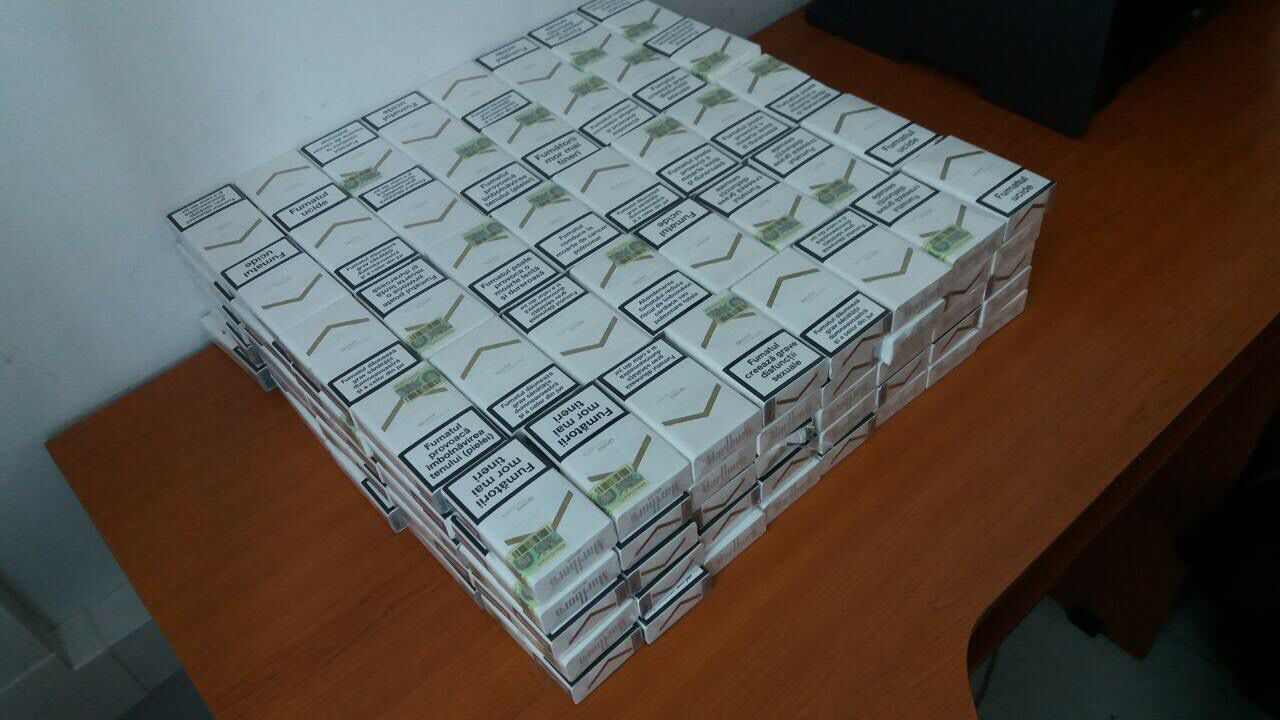 Arme și țigarete nedeclarate, reținute de vameși la frontieră