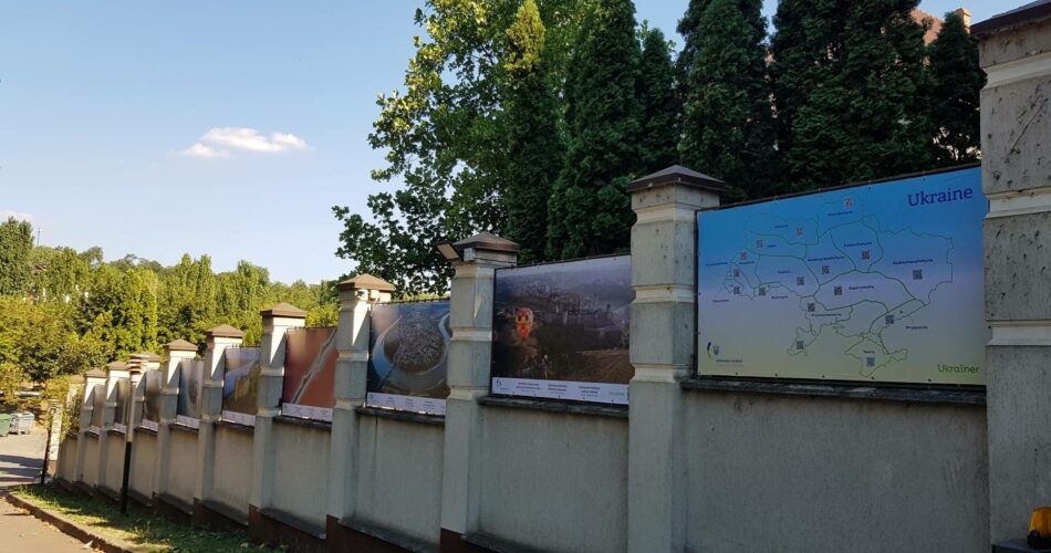 На ограде посольства Украины разместили выставку для привлечения туристов в страну