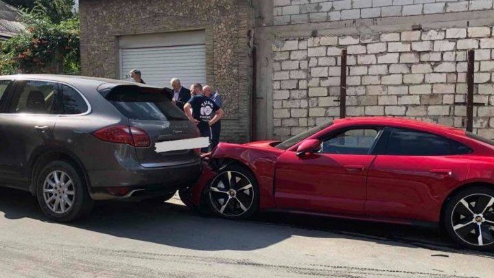 В Кишиневе произошла цепная авария с участием двух автомобилей Porsche