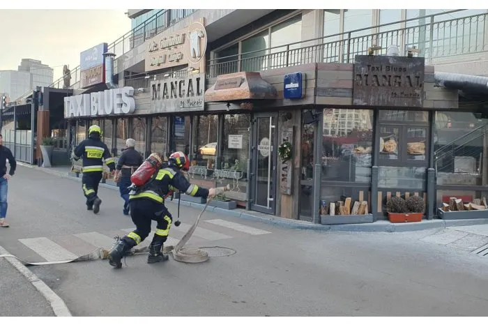 Un local din centrul Chișinăului, cuprins de flăcări