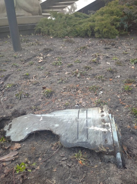 Во двор дачи Зеленского упал обломок ракет